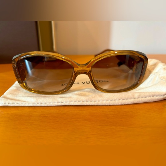Authentic Louis Vuitton Sunglasses - Picture 5 of 8